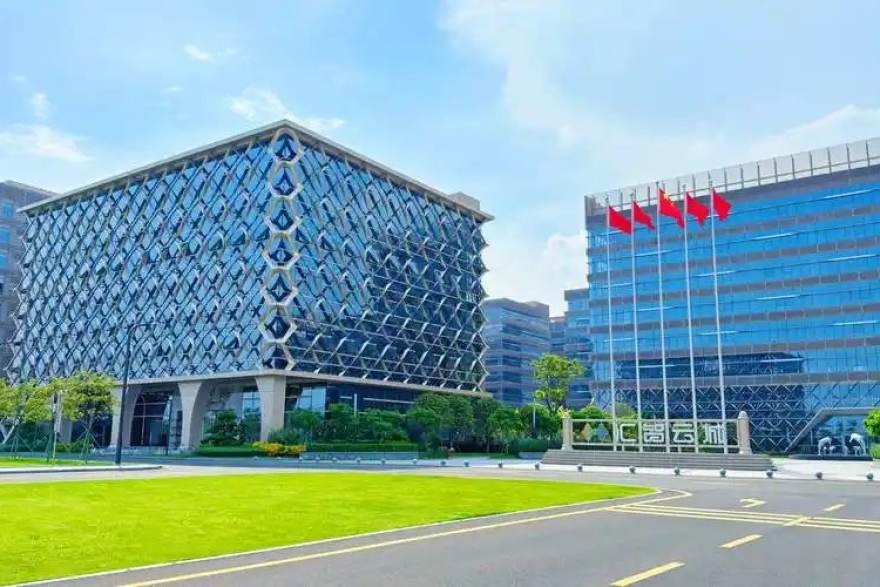 天天体育编辑部团队协作整理赛事资讯场景